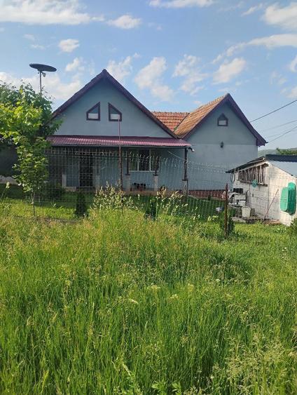 Casă cu Teren 1500 Mp în Luna