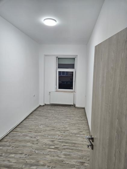 Vand apartament la casa 2 -3 camere complet renovata - 4