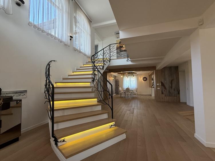 Casă individuală cu 5 camere cu Teren 2108 Mp în Florești