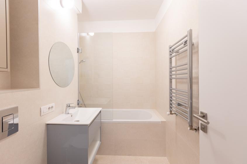 Apartament cu 2 camere semidecomandat, mobilat în Central