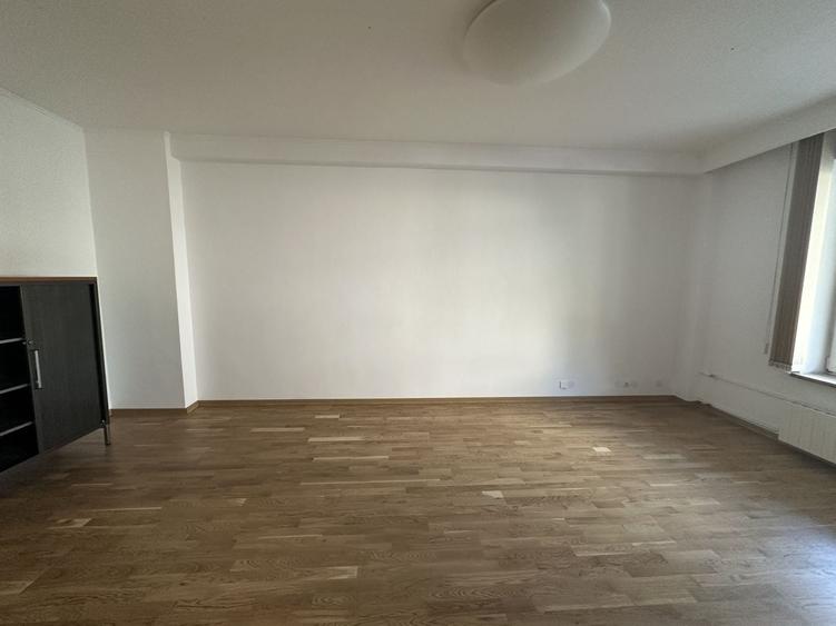 Apartament cu 7 camere decomandat în Aviatorilor