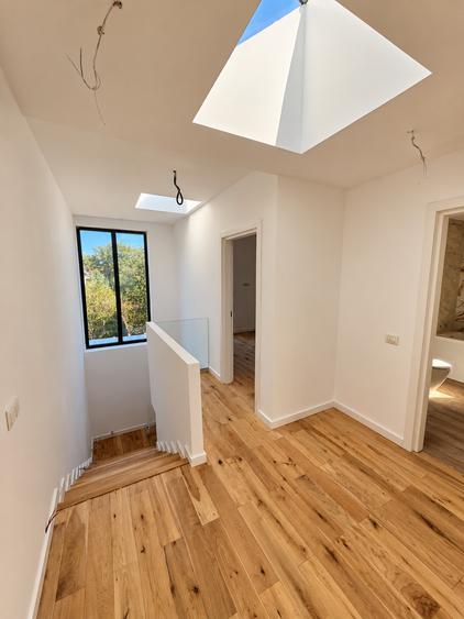 Casă cu 5 camere cu Garaj în Tunari