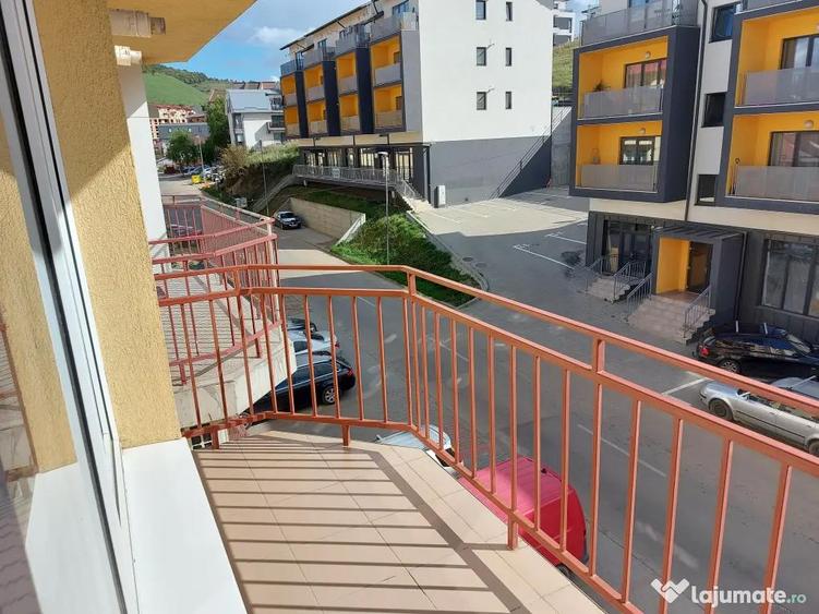 Apartament cu 3 camere semidecomandat în Florești