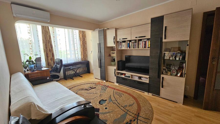 Apartament cu 3 camere semidecomandat în Aurel Vlaicu
