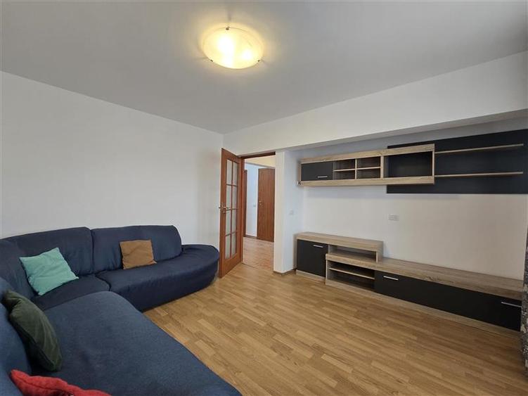 Apartament cu 3 camere decomandat, mobilat în Republicii