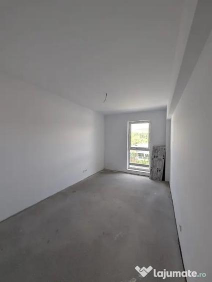 Apartament cu 3 camere semidecomandat în Florești