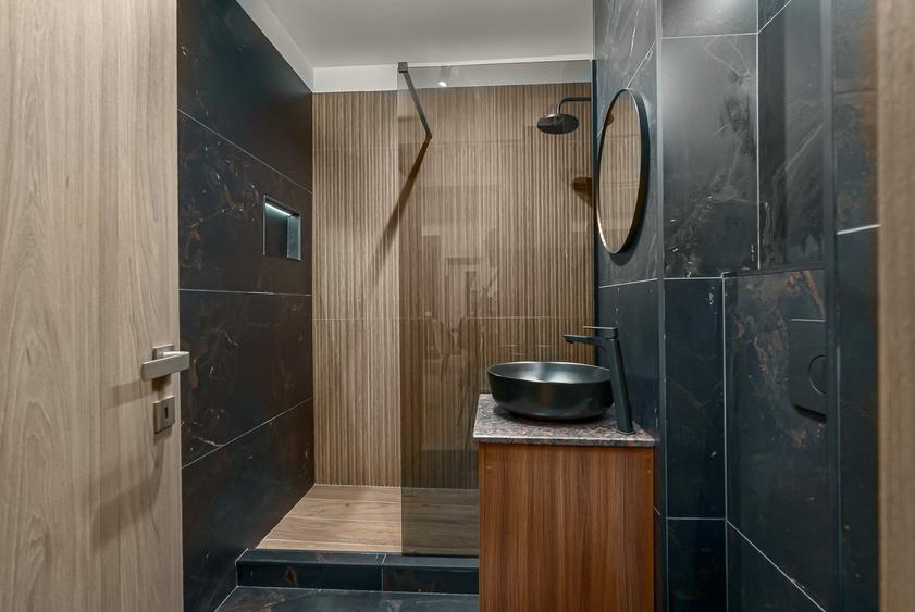Apartament cu 2 camere semidecomandat, mobilat în Universitate
