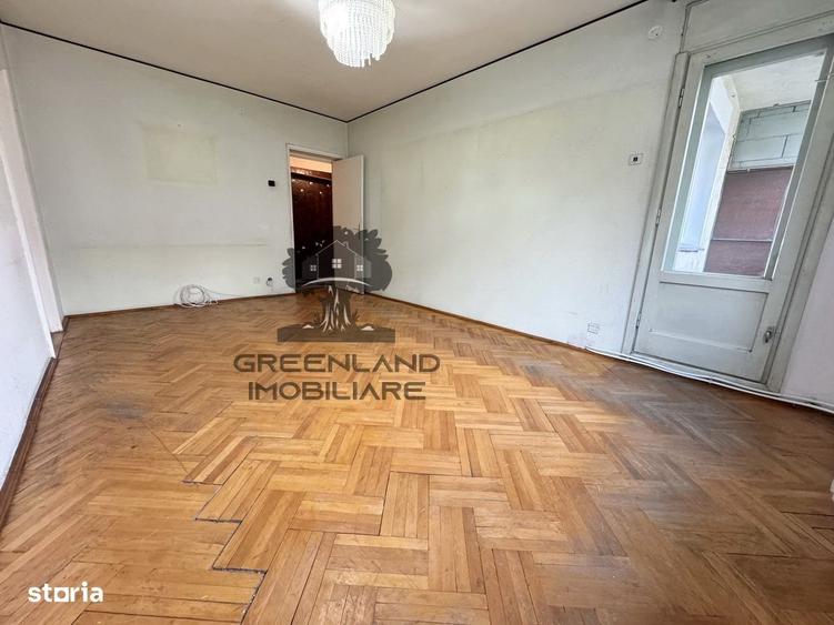 Apartament cu 3 camere semidecomandat în Podu Roș