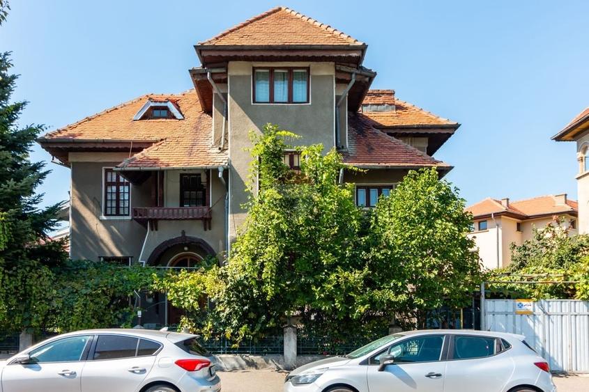 Casă individuală cu 7 camere cu Teren 241 Mp în Kiseleff