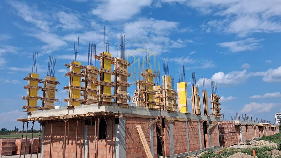 Casă individuală cu 4 camere cu Canalizare în Theodor Pallady
