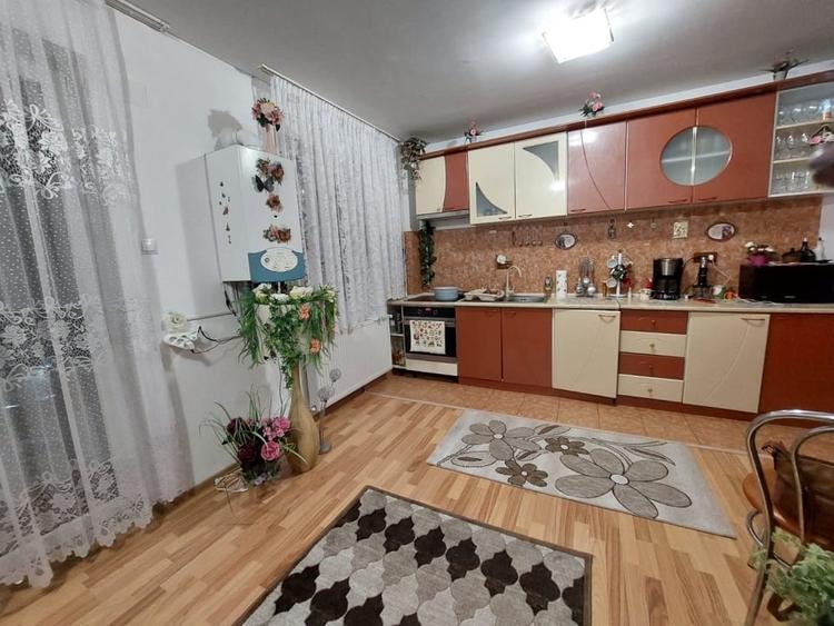 Apartament cu 3 camere semidecomandat, mobilat în Florești — fotografia 2