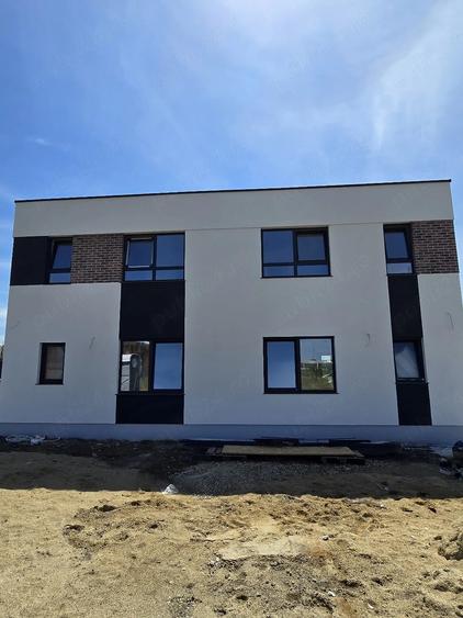 Casă cu 5 camere cu Teren 277 Mp în Torontalului