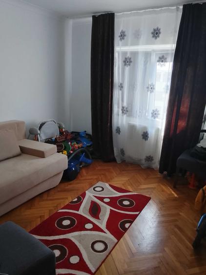 Apartament cu 3 camere semidecomandat în Micro 16