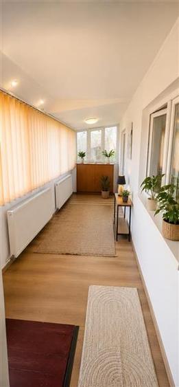 Apartament cu 3 camere semidecomandat, mobilat în Florilor
