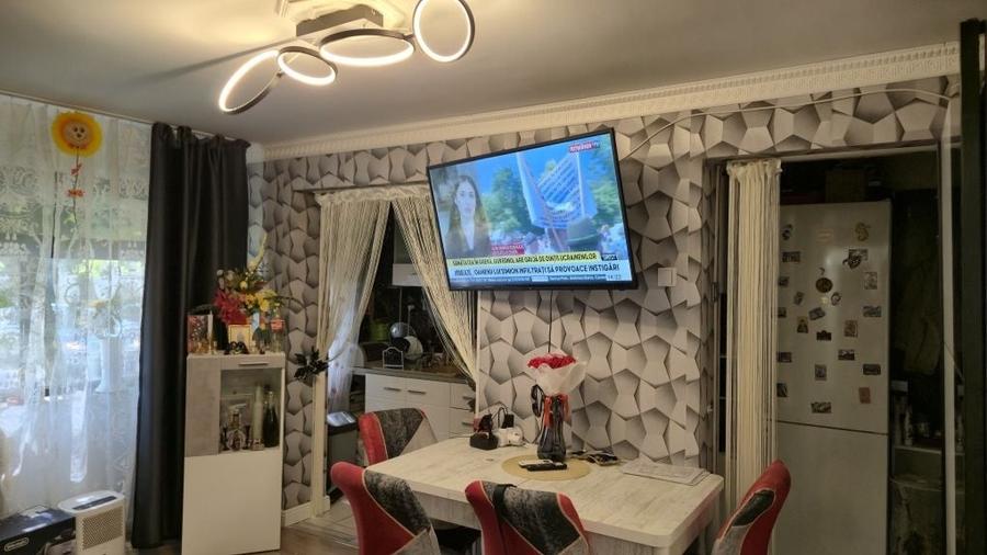 Apartament cu 3 camere decomandat în Podu Roș