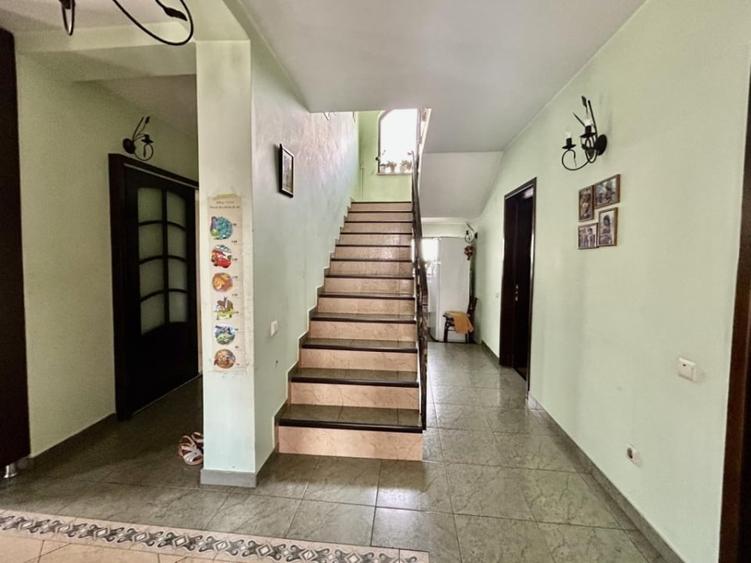 Casă individuală cu 6 camere în Central