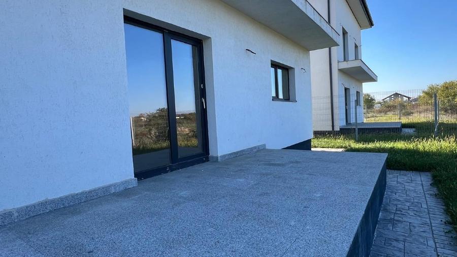 Casă individuală cu 6 camere cu Canalizare în Tamași