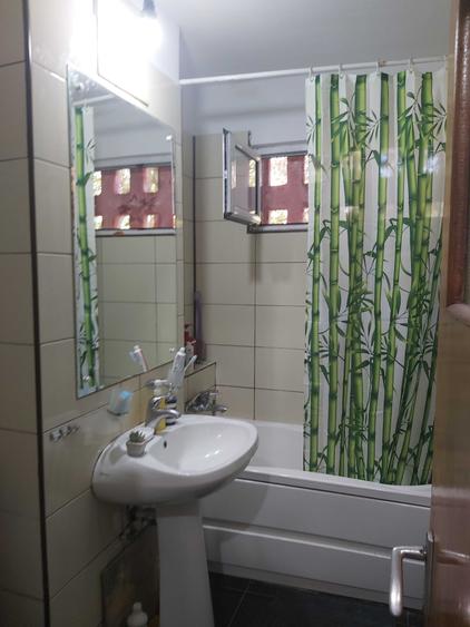 Apartament cu 3 camere semidecomandat în Berceni