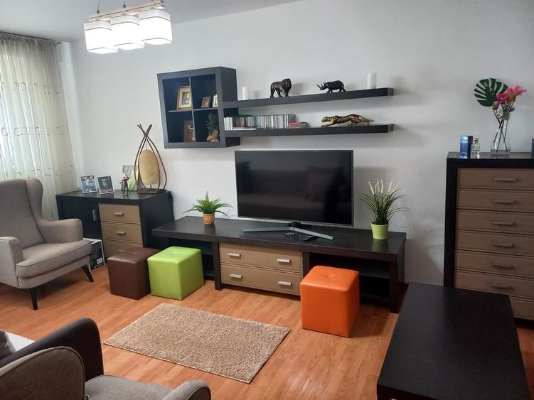 Apartament cu 3 camere decomandat în Valea Oltului