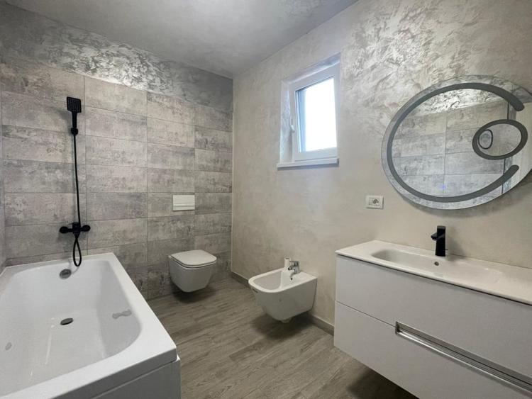 Duplex cu 4 camere cu Canalizare în Giroc
