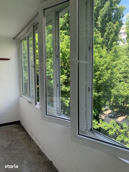Apartament cu 3 camere semidecomandat în Berceni