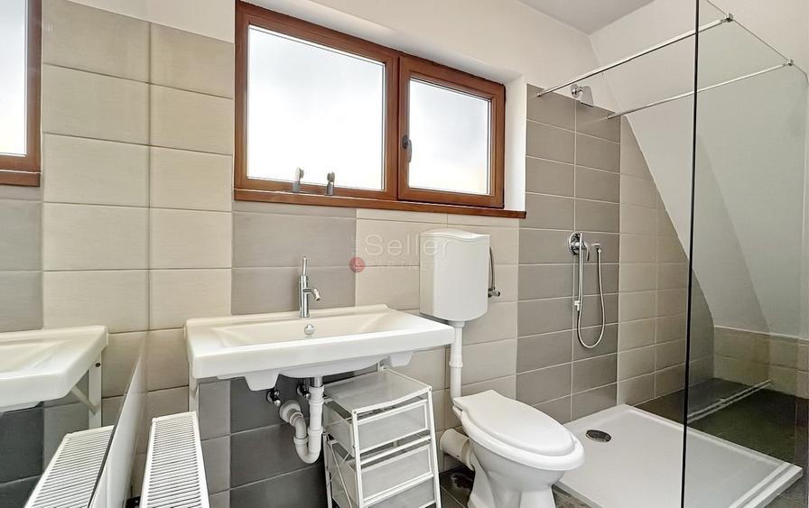 Casă individuală cu 7 camere cu Canalizare în Centrul Istoric