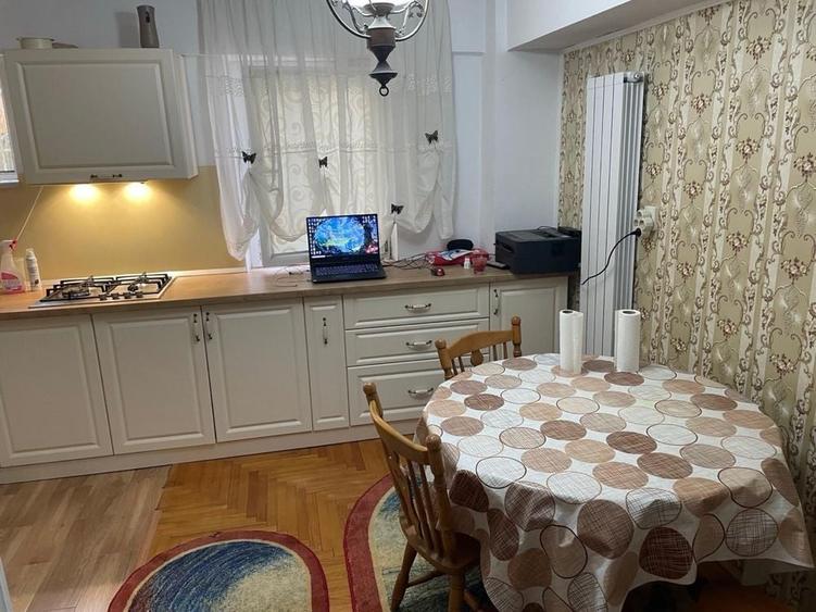 Apartament cu 3 camere decomandat în Exterior Vest
