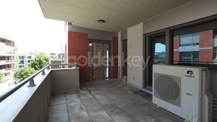 Apartament cu 4 camere decomandat în Băneasa