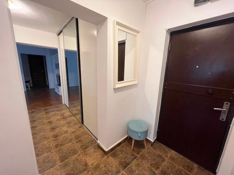 Apartament cu 3 camere semidecomandat în 1 Mai