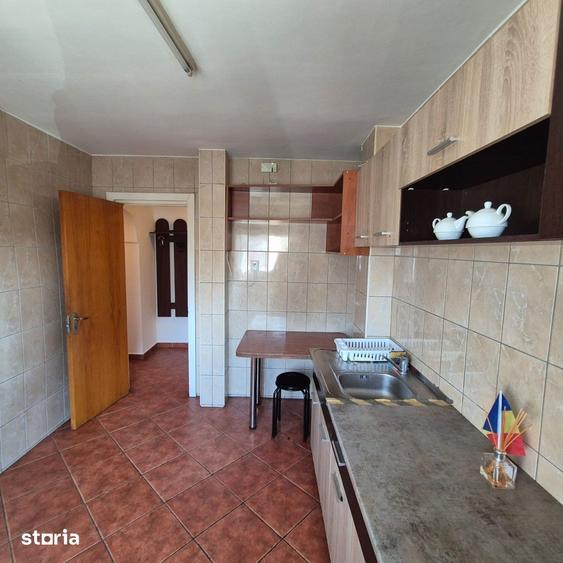 Apartament cu 3 camere decomandat în Tei