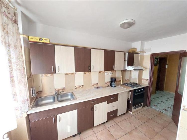 Apartament cu 3 camere decomandat, mobilat în Unirii Nord