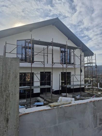 Casă cu 4 camere în Valea Adâncă