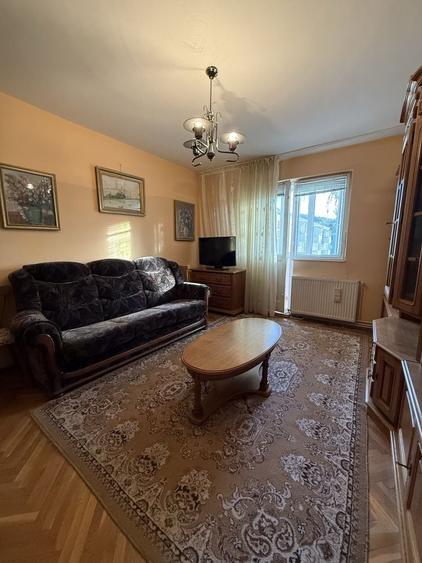 Apartament cu 3 camere semidecomandat în Drumul Carului
