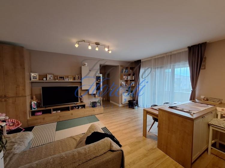 Apartament cu 3 camere semidecomandat în Florești