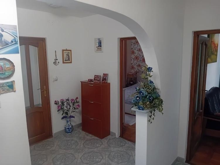 Apartament cu 4 camere decomandat în Calea Romanului