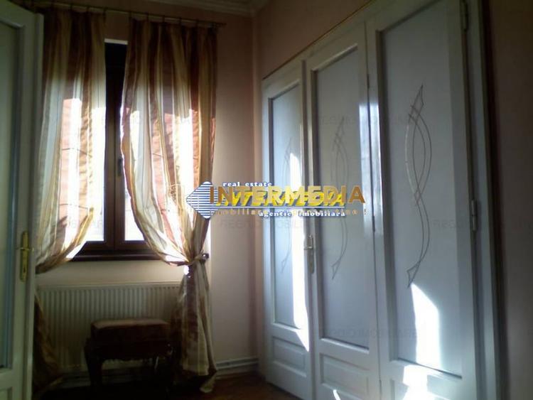Casă individuală cu 5 camere cu Canalizare în Central