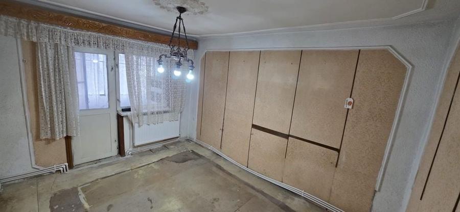 Apartament cu 3 camere decomandat în Exterior Vest