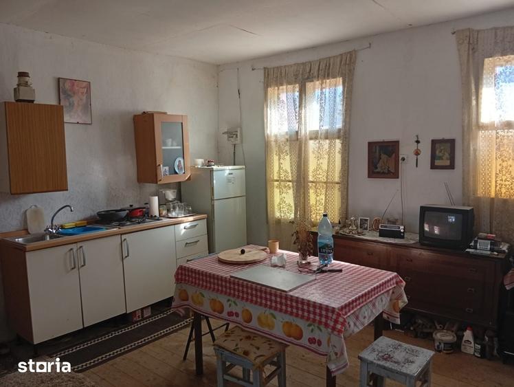 Casă cu 2 camere cu Teren 4320 Mp în Bata