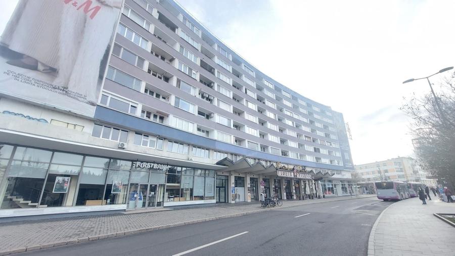 Apartament cu 3 camere semidecomandat în Central