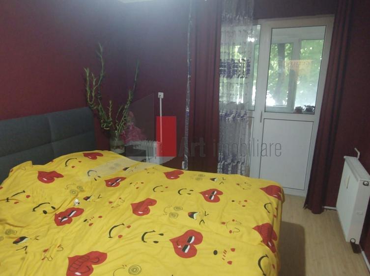 Apartament cu 3 camere semidecomandat, mobilat în Alexandru Obregia