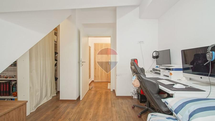 Apartament cu 3 camere decomandat, mobilat în Tractorul