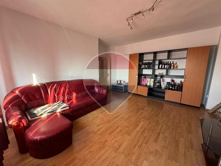 Apartament cu 3 camere decomandat în Sud