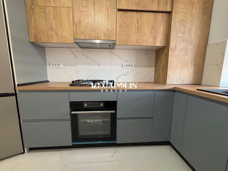 Apartament cu 3 camere decomandat în Tractorul