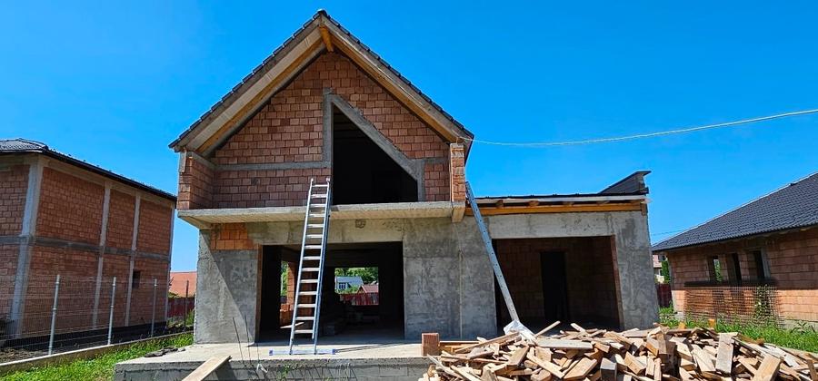 Casă individuală cu 3 camere cu Canalizare în Corunca