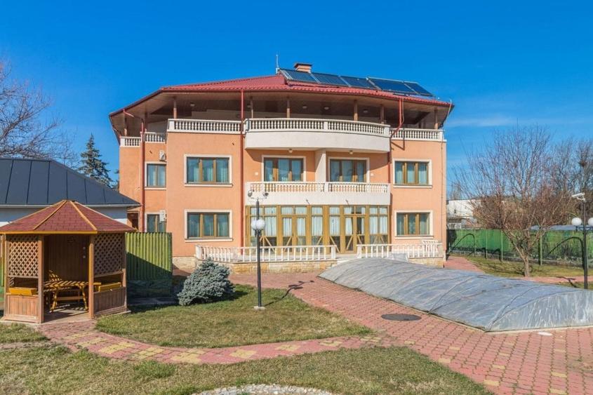 Casă individuală cu 20 camere cu Piscina în Central