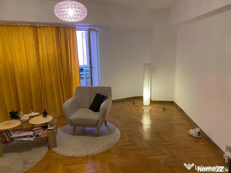 Apartament cu 3 camere semidecomandat în Calea Victoriei