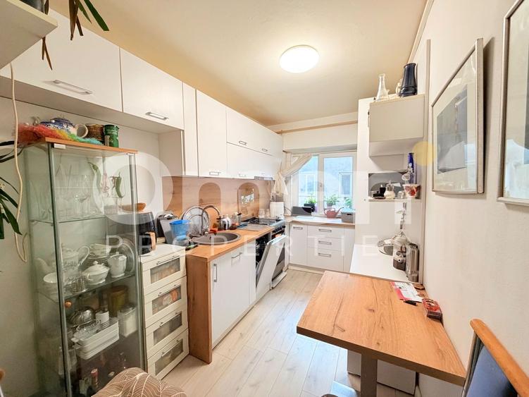 Apartament cu 3 camere semidecomandat, mobilat în Central