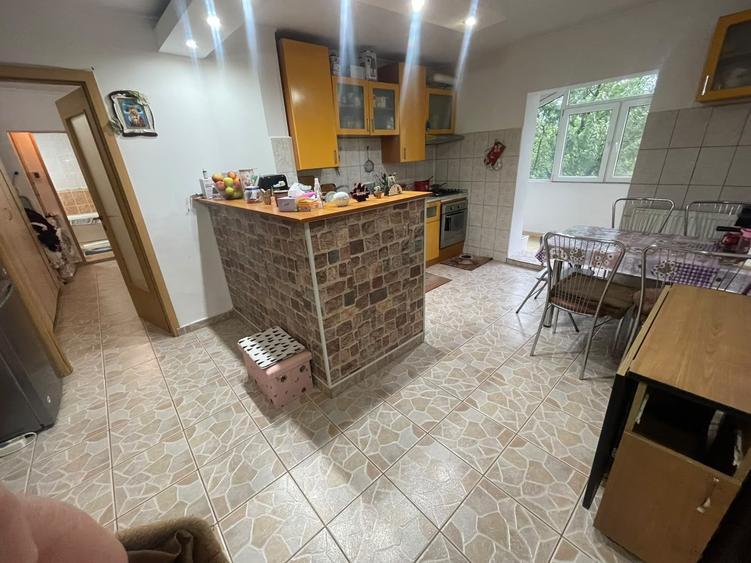 Apartament cu 3 camere decomandat în Canta