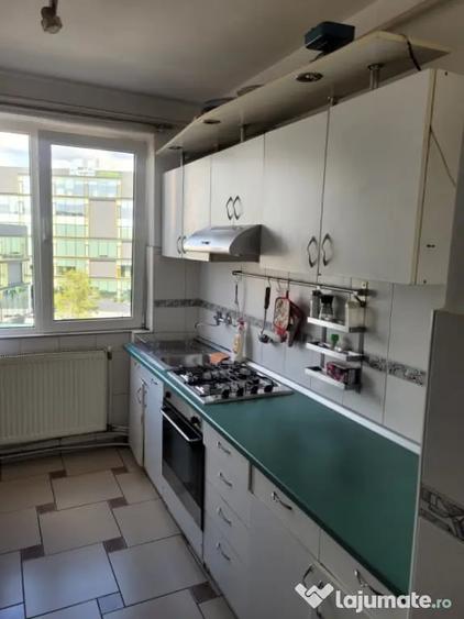 Apartament cu 3 camere semidecomandat în Tineretului