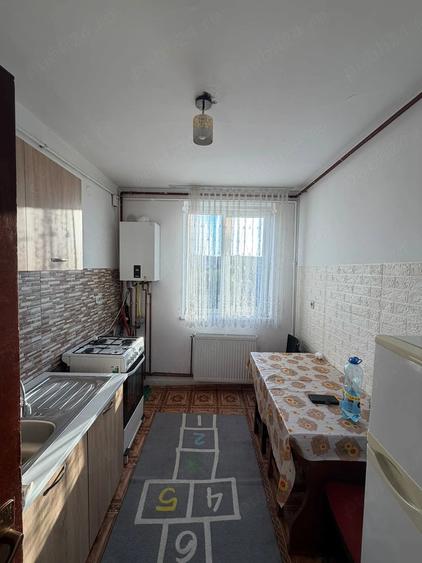 Apartament cu 3 camere semidecomandat în Craiovei